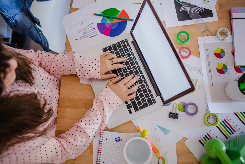 Agência de marketing digital ou equipe interna: qual é a melhor escolha para pequenas empresas?